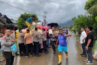 Distribusi bantuan sembako untuk korban di Kecamatan Sahu.