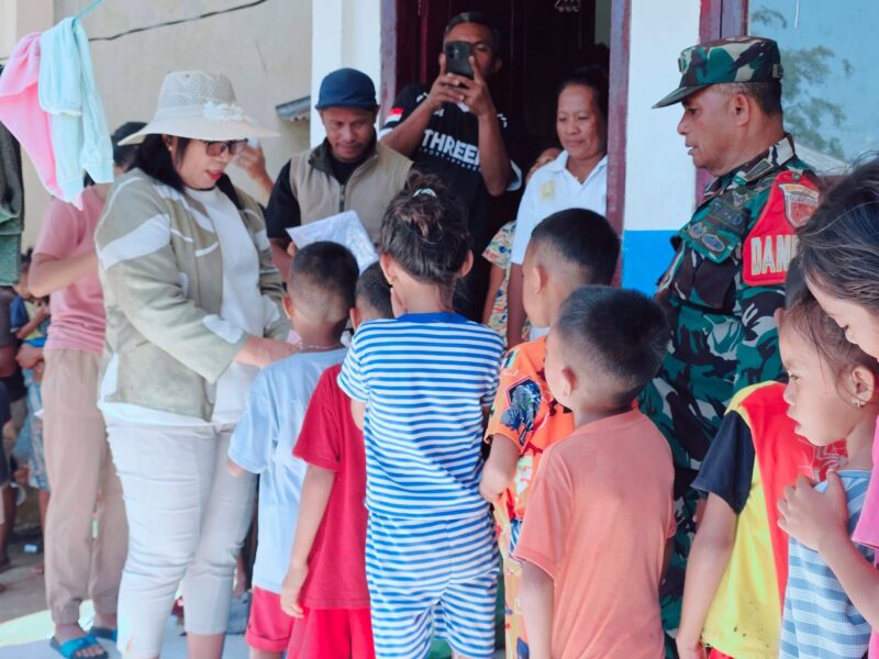 Kadisdikbud Halbar, Rosbery Uang menyalurkan bantuan berupa seragam sekolah dan alat tulis kepada siswa SD Inpres 40 Halmahera Barat.