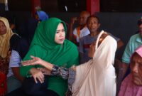 Ketua Persit KCK Cabang XXIV Kodim 1501/Ternate, Ny. Leslie Jani Setiadi Saat berbincang dengan warga yang terdampak banjir di Kecamatan Ibu.