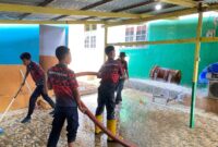 Damkar Halmahera Barat melakukan pembersihan di rumah warga yang terdampak banjir.
