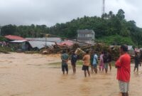 Air sungai meluap di pemukiman warga mengakibatkan puluhan rumah rusak di Kecamatan Ibu. (Istimewa)