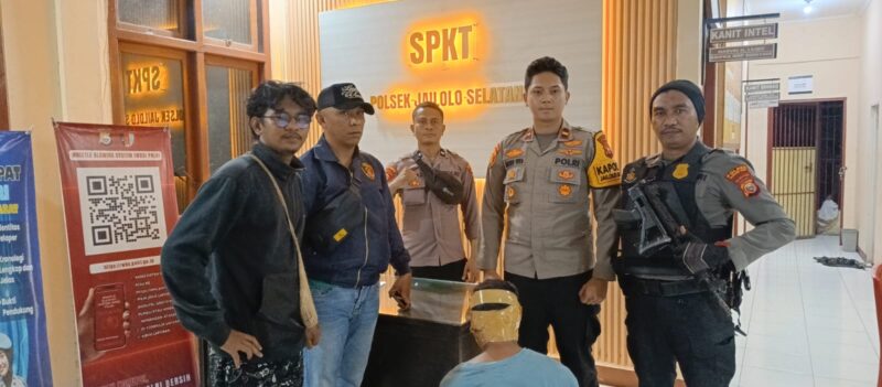 Terduga pelaku saat diamankan di Polsek Jailolo Selatan.
