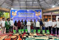 Foto bersama usai Kaban Bapenda menyerahkan santuan sembako kepada satgas kebersihan dan janda.