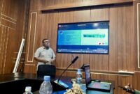 Kepala Kantor UPP Kelas III Jailolo, Rosihan Gamtjim, saat memaparkan detail mengenai salah satu proyek pembangunan terminal penumpang yang sedang dilaksanakan di kawasan Pelabuhan Jailolo.