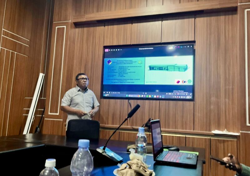 Kepala Kantor UPP Kelas III Jailolo, Rosihan Gamtjim, saat memaparkan detail mengenai salah satu proyek pembangunan terminal penumpang yang sedang dilaksanakan di kawasan Pelabuhan Jailolo.