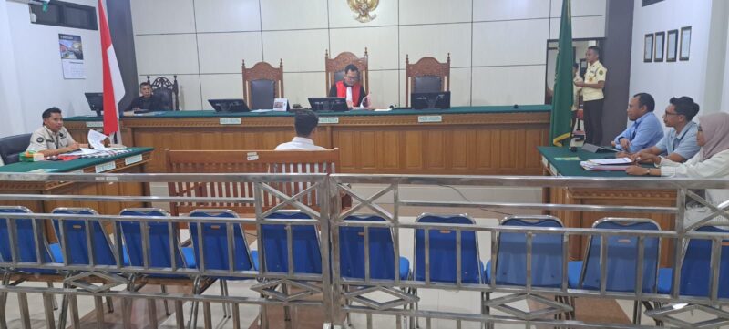 Suasan putusan praperadilan kasus penipuan dan penggelapan di PN Labuha, Senin (11/5/2026)