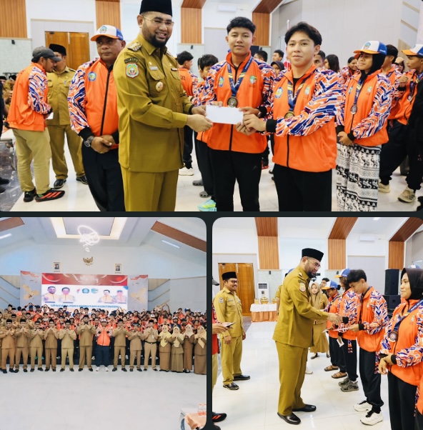 Bupati Bassam Kasuba yang didampingi Sekda Abdillah Kamarulah saat menyerahkan bonus kepada atlet peraih medali di aula kantor bupati.