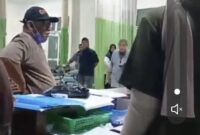 Ketua Organda Halbar saat mengintimidasi dan caci maki dokter diruang IGD Jailolo. (Foto hasil screenshot video)