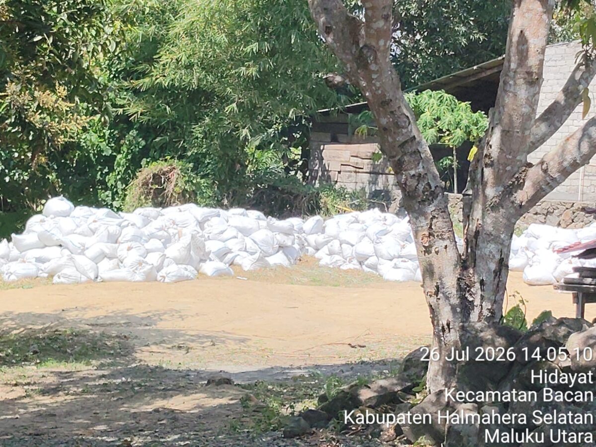 Permukaan tanah di keruk di Desa Hidayat yang telah di isi ke dalam karung.