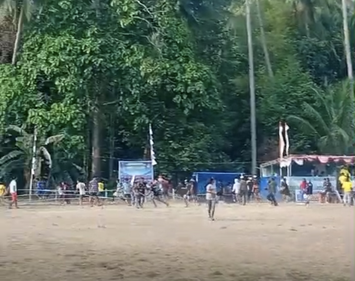 Screenshot video bentrokan antara suporter dari Desa Domato dan Desa Sidangoli Dehe.