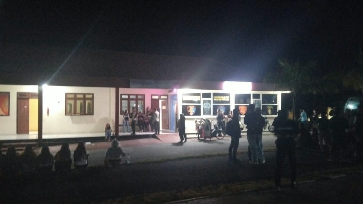 Suasana di halaman Mapolres Halsel, setelah razia dari tim Polda Malut, Jumat dini hari.