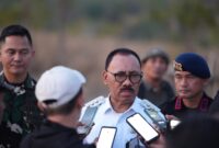 Bupati James Uang di dampingi Kapolres Halbar AKBP Muhammad Musni, Dandim 1501/Ternate Letkol Inf Jani Setiadi saat diwawancarai. (Mardi)