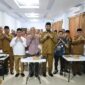 Bupati Bassam Kasuba saat foto bersama usai pembukaan FGD di Hotel Obama Labuha, Senin (5/10/2026)