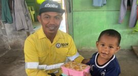 NHM Peduli menyalurkan makanan tambahan kepada anak-anak stunting.