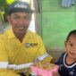 NHM Peduli menyalurkan makanan tambahan kepada anak-anak stunting.