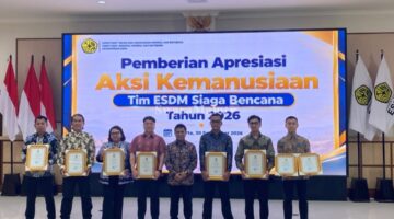 Emergency Response Team (ERT) NHM Menerima penghargaan kemanusiaan. 